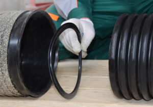 соединить пластиковые трубы с ж б